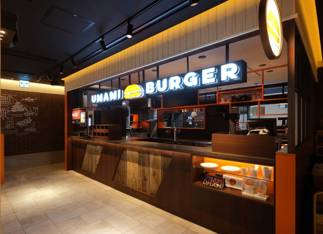 <p>「UMAMI BURGER 大阪新阪急ホテル店」9月2日オープン！</p>
<p>アメリカ・LAで生まれ、現在は4ヶ国で20店舗以上を展開。</p>
<p>日本語の“うま味”をコンセプトにしたハンバーガーレストラン。</p>
<p>ローストやスチームなど、様々な調理方法を駆使することで、</p>
<p>最大限の“うま味”を引き出した食材とソースを組み合わせた</p>
<p>ハンバーガーを提供。。。</p>
<p>http://bit.ly/2ZEAa7F</p>
<div class="news_area is_type01"></div><div class="news_area is_type01"><div class="thumnail"><a href="http://bit.ly/2ZEAa7F"><div class="image"><img src="https://prtree.jp/sv_image/w640h640/oF/Nk/oFNkqicYTCfzYoRB.jpg"></div><div class="text"><h3 class="sitetitle">UMAMI BURGER JAPAN on Instagram: “大阪の皆さん‼️こんにちバーガー????????。 いよいよ9月2日にUMAMI BURGER®︎が関西1号店として大阪の梅田にオープンします‼️????。 そして大阪でしか味わえない限定バーガーも登場致します????。…”</h3><p class="description">116 Likes, 1 Comments - UMAMI BURGER JAPAN (@umamiburgerjpn) on Instagram: “大阪の皆さん‼️こんにちバーガー????????。 いよいよ9月2日にUMAMI BURGER®︎が関西1号店として大阪の梅田にオープンします‼️????。 そして大阪でしか味わえない限定バーガーも登場致します????。…”</p></div></a></div></div> ()