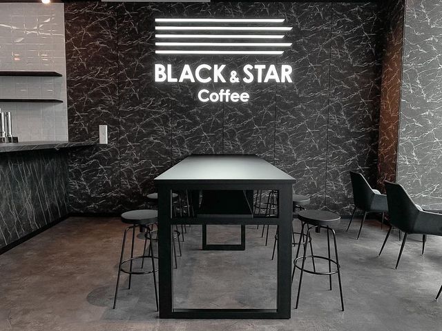 <div>『BLACK&STAR Coffee』</div>
<div>ブラックな日常に、ブラックなコーヒー。</div>
<div>福岡県福岡市東区香椎駅前1丁目13-23</div>
<div>https://g.page/blackandstarcoffee?share</div>
<div>https://www.instagram.com/blackandstar_coffee/<br /><iframe src="https://www.facebook.com/plugins/post.php?href=https%3A%2F%2Fwww.facebook.com%2Fpermalink.php%3Fstory_fbid%3D111568151199981%26id%3D101511575538972&show_text=true&width=500" width="500" height="721" style="border: none; overflow: hidden;" scrolling="no" frameborder="0" allowfullscreen="true" allow="autoplay; clipboard-write; encrypted-media; picture-in-picture; web-share"></iframe></div>
<div class="news_area is_type02">
<div class="thumnail"><a href="https://g.page/blackandstarcoffee?share">
<div class="image"><img src="https://lh5.googleusercontent.com/p/AF1QipPvqNsTsTtUhrILWYsmVhiXQ3Agt8KIKRgDZoLm=w256-h256-k-no-p" /></div>
<div class="text">
<h3 class="sitetitle">BLACK＆STAR Coffee · 〒813-0013 福岡県東区香椎駅前１丁目１３ 23TOUKOUビル 1F</h3>
<p class="description">★★★★★ · カフェ・喫茶</p>
</div>
</a></div>
</div> ()