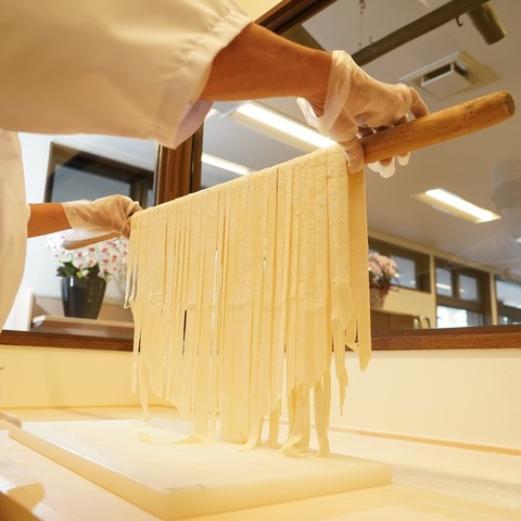 <span style="color: #333333; font-family: 'Hiragino Kaku Gothic ProN', 'Hiragino Sans', sans-serif; font-size: 14px;">日本一の規模を誇る設備と、高度な製粉技術を有する地元企業より仕入れた小麦粉100%最高級麺用粉を用い、手打ちで製造する山梨の郷土料理ほうとう麺。</span> ()