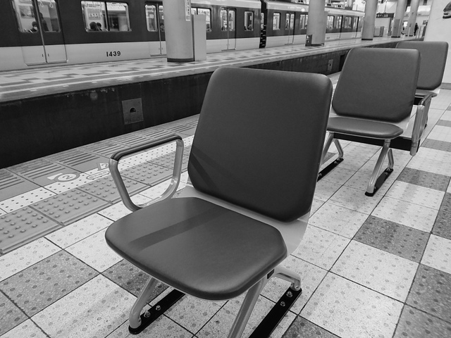 <p>近鉄上本町駅の一部の椅子が</p>
<p>線路と垂直の向きに変更になりました。</p>
<p>転落防止なんでしょうね。</p>
<p>お酒は、ほどほどに。。。</p>
<p>hara</p> ()