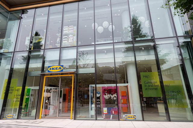 <p>原宿駅近くに新しくオープンするWITH HARAJUKU内に</p>
<p>イケア初都心型店舗「IKEA原宿」6月8日オープン！</p>
<p>原宿の街に新しいスウェーデンの風を吹き込む。。<br /><br />https://bit.ly/2MDK2dK</p>
<div class="news_area is_type01"></div><div class="news_area is_type01"><div class="thumnail"><a href="https://bit.ly/2MDK2dK"><div class="image"><img src="https://prtree.jp/sv_image/w640h640/y1/aM/y1aMbC6aA2MTrcE1.jpg"></div><div class="text"><h3 class="sitetitle">イケア・ジャパン (IKEA Japan)</h3><p class="description">【IKEA原宿 6月8日（月）に開業予定】
IKEA原宿は、当初の4月25日（土）の開業を延期しておりましたが、6月8日（月）の開業に向け、準備を進めてまいります。

開業にあたり、新型コロナウイルスの感染予防・拡大防止策として様々な取り組みを実施します。
詳しくはウェブサイトをご確認ください。

https://bit.ly/2X8pgsD...</p></div></a></div></div> ()