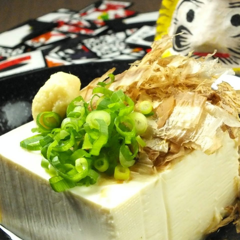 <p>畔田商店の冷奴 350円（税抜）</p>
<p>大正14年創業、札幌で約90年続く老舗豆腐店から届くお豆腐を使用。</p>
<p>きれいな水にこだわった、味わい深いお豆腐です。</p> ()