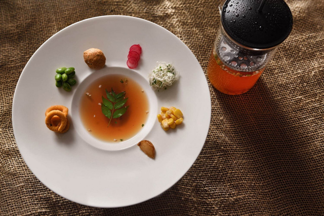 <p>モダンインディアンレストラン「SPICE LAB TOKYO」11月16日オープン！</p>
<p>日本初登場となるモダンインディアンキュイジーヌを提案するレストラン</p>
<p>インドのモダニズムと日本の感性を融合した新しい料理</p>
<p>特徴的なのは、新感覚のスパイス使い。多彩なスパイスを取り入れた、</p>
<p>従来のインド料理のイメージとは異なるエレガントなメニューを展開。。</p>
<p>http://bit.ly/2CAxn65</p><div class="news_area is_type01"><div class="thumnail"><a href="http://bit.ly/2CAxn65"><div class="image"><img src="https://scontent-nrt1-1.cdninstagram.com/vp/353065d55476aab27b1ae1a639bee0c2/5E4BA0A8/t51.2885-15/e35/72691765_476088736341682_34972556448879430_n.jpg?_nc_ht=scontent-nrt1-1.cdninstagram.com&_nc_cat=110"></div><div class="text"><h3 class="sitetitle">SPICE LAB TOKYO on Instagram: “SPICE LAB TOKYOのキッチンを率いるのは、SPICE LAB TOKYO & THE GREY ROOM総料理長に就任したTejas Sovani（テジャス・ソヴァニ）。 まだ34歳でありながら、コペンハーゲンの「noma」で修行し、インドのラグジュア…”</h3><p class="description">10 Likes, 0 Comments - SPICE LAB TOKYO (@spice_lab_tokyo) on Instagram: “SPICE LAB TOKYOのキッチンを率いるのは、SPICE LAB TOKYO & THE GREY ROOM総料理長に就任したTejas Sovani（テジャス・ソヴァニ）。…”</p></div></a></div></div> ()