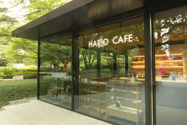 <div>泉屋博古館東京（美術館）のなかに</div>
<div>「HARIO CAFE 泉屋博古館東京店」10月1日オープン！</div>
<div>1921年の創業より多くのコーヒー器具をつくってきた</div>
<div>HARIOの直営カフェ。。</div>
<div>https://www.instagram.com/p/CUcf49OBsiQ/</div>
<div><iframe src="https://www.facebook.com/plugins/post.php?href=https%3A%2F%2Fwww.facebook.com%2Fhariocafe%2Fposts%2F3120557248269780&show_text=true&width=500" width="500" height="754" style="border: none; overflow: hidden;" scrolling="no" frameborder="0" allowfullscreen="true" allow="autoplay; clipboard-write; encrypted-media; picture-in-picture; web-share"></iframe></div>
<div><iframe src="https://www.facebook.com/plugins/post.php?href=https%3A%2F%2Fwww.facebook.com%2FSenOkuHakukoKanTokyo%2Fposts%2F2964593483664459&show_text=true&width=500" width="500" height="735" style="border: none; overflow: hidden;" scrolling="no" frameborder="0" allowfullscreen="true" allow="autoplay; clipboard-write; encrypted-media; picture-in-picture; web-share"></iframe></div> ()