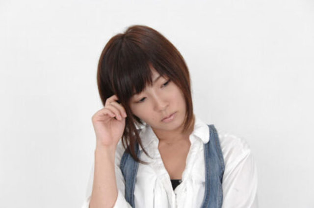 <div>頭痛でお悩みの方は、日本全国で３２００万人にも上るという統計があります。</div>
<div></div>
<div>当院にご来院の方にも、肩こりなどで頭痛を伴う方が多いです。</div>
<div></div>
<div>実は、一口に頭痛といっても、実はいろいろな種類があり、痛みの激しいものや長引くもの、週末に痛むような決まった時期に起こりやすいものなどがあります。</div>
<div></div>
<div>今回のブログでは、後頭部や目の奥が痛む頭痛についてまとめてみました。</div>
<div></div>
<div>雨の降る前に頭痛になりやすい、肩こりがひどくなると頭痛がするという方のお役に立てると思いますので、ぜひご覧ください。</div>
<div></div>
<div><a href="https://youtu.be/xt4lSdK82P8">後頭部や目の奥が痛む頭痛を解消する首のマッサージと吐き気がする時に注意するポイント｜今治市　星野鍼灸接骨院</a></div>
<div></div>
<div>頭痛の原因が違う？｜後頭部の痛みと目の奥の痛み</div>
<div>頭痛は大きく分けて、一次性と二次性の二つに分類されます。</div>
<div></div>
<div>一次性の頭痛で代表的なものには、①緊張性頭痛②片頭痛③群発頭痛があります。</div>
<div></div>
<div>脳や首の骨自体には特に病変（出血や梗塞、骨折や変形）が見られず、見た目上の異常がないものです。</div>
<div></div>
<div>一次性頭痛の原因は、筋肉の緊張や、脳脊髄液、リンパ液、血液などの循環が悪くなって起こると言われています。</div>
<div></div>
<div>後頭部が痛くなる頭痛は、一般的に緊張型頭痛といわれ、『筋肉の緊張がきつくなる＝コリ』が原因で頭が締め付けるように痛くなります。</div>
<div></div>
<div>目の奥が痛む頭痛は、自律神経の緊張によるもので、片頭痛や群発頭痛などです。</div>
<div></div>
<div>神経の緊張からくるものは、拍動を伴うような『ズキズキした痛み』が特徴です。</div>
<div></div>
<div>神経からの頭痛は、頭に行く血流やリンパとの関係が深く、気温の変化や気圧の変化により出てくることが多いです。</div>
<div></div>
<div>特に雨の前になると、低気圧の影響で血圧が下がり、血流やリンパの流れが緩やかになるためむくみが出やすくなります。</div>
<div></div>
<div>血圧が下がり浮腫んでしまうのを改善するため、自律神経が緊張し血圧を上げようと働きます。</div>
<div></div>
<div>その際に頭や顔の神経も緊張するため、目の奥や耳の周りの頭痛が起こりやすくなるのです。</div>
<div></div>
<div>神経からの頭痛は、首などのコリをほぐすと頭に行く血流が多くなるため、緊張性の頭痛と反対に、筋肉の緊張を取ることで、余計に頭痛がひどくなることがあります。</div>
<div></div>
<div>後頭部が痛む頭痛がひどくなると吐き気がする？</div>
<div>頭痛がひどくなると、吐き気がしたり嘔吐してしまう方もいらっしゃいます。</div>
<div></div>
<div>後頭部が痛む頭痛の場合、一次性のものであれば筋肉のコリが原因で起こる緊張性頭痛が一番多いです。</div>
<div></div>
<div>偏頭痛はどちらか片側のこめかみのあたりに痛みが出ることが多いですが、後頭部の痛みが出てくることもあります。</div>
<div></div>
<div>一次性頭痛の場合、徐々に痛みがひどくなったり、普段から頭や首が重いといった症状が多く、ひどくなってくると吐き気やめまいが出てきます。</div>
<div></div>
<div>コリがひどくなって起こる頭痛からの吐き気の場合は、急にひどくなることはありませんが、後頭部が急に痛くなる頭痛や急な吐き気には、気を付けなければいけないものも多くあります。</div>
<div></div>
<div>次の５つは、頭痛の中でも特に気を付けなければいけないものです。</div>
<div></div>
<div>①くも膜下出血</div>
<div>②脳出血</div>
<div>③脳梗塞</div>
<div>④髄膜炎</div>
<div>⑤脳腫瘍</div>
<div></div>
<div>こういった病気が原因の頭痛は、二次性頭痛と言われ、病院での治療が必要になります。</div>
<div></div>
<div>特に、くも膜下出血と脳出血は緊急性を要するものなので、疑いがあれば後回しにせず、必ず病院に行ってください。</div>
<div></div>
<div>その時の判定方法は、</div>
<div>・はじめて感じたくらいの激しい痛みか？</div>
<div>・何時何分から痛くなったか？</div>
<div>・顔を下に向けて首の後ろが痛みがあるか？</div>
<div>・首を横（左右）に振ると痛みが激しくなるか？</div>
<div>などがあります。</div>
<div></div>
<div>これらに当てはまる場合は、出来るだけ早く病院に行き、場合によっては救急車を呼ぶことをおすすめします。</div>
<div></div>
<div>後頭部が痛む頭痛を改善するには首の筋肉をほぐすのがポイントです</div>
<div>二次性の頭痛のチェックポイントに当てはまらず、いわゆるコリからの後頭部が痛む頭痛を解消するポイントをお伝えします。</div>
<div></div>
<div>筋肉のコリからの頭痛の場合、コリをほぐすと楽になってくるのですが、その際に大事なのは首の筋肉のほぐし方です。</div>
<div></div>
<div>肩や首の筋肉のコリがひどくなると頭痛に繋がることが多いですが、首には頭につながる血管や自律神経など大事な部分がたくさんあります。</div>
<div></div>
<div>特に耳の下あたりの筋肉の下には自律神経が通っているため、ここに強く刺激が入ってしまうと、頭痛や吐き気がひどくなってしまいます。</div>
<div></div>
<div>また、首の後ろ側の筋肉の下にも後頭部につながる神経があるため、強く刺激が入ることで頭痛がひどくなってしまうことが多いです。</div>
<div></div>
<div>つまり、首の筋肉は優しくほぐすことがポイントになります。</div>
<div></div>
<div>《首の筋肉のほぐし方と強さの目安》</div>
<div>・耳の下の筋肉は耳たぶの下から顎の横にある筋肉をほぐします。</div>
<div></div>
<div><a href="https://www.starlife2004.com/wp-content/uploads/2022/01/30-1.jpg">耳の下の筋肉は耳たぶの下から顎の横にある筋肉をほぐす</a></div>
<div></div>
<div>①指の太さくらいの筋肉を親指と人差し指の横全体でつまみます。</div>
<div>②皮を引っ張らないように気をつけながら、少し引っ張る感じで行います。</div>
<div></div>
<div>強さの目安：ほっぺたを引っ張って痛くないくらいの強さでつまんでください。</div>
<div></div>
<div>・首の後ろの筋肉のほぐし方</div>
<div></div>
<div><a href="https://www.starlife2004.com/wp-content/uploads/2022/01/31-1.jpg">首の後ろの筋肉のほぐし方</a></div>
<div></div>
<div>①親指は使わず手のひらと4本の指で大きくつまみます。</div>
<div>②手のひら全体でゆっくりと引っ張り上げます。</div>
<div></div>
<div>強さの目安：握手をするくらいの強さでつまんでください。</div>
<div></div>
<div>それぞれ、少し物足りないかなという強さでほぐす方が、頭痛や吐き気がひどくなりにくいです。</div>
<div></div>
<div>頭痛や吐き気は重大な病気が隠れていることがあります。</div>
<div></div>
<div>少しでも気になる時には、早めに病院や治療院でご相談ください。</div>
<div></div>
<div>（鍼灸師・あんまマッサージ指圧師・柔道整復師　星野泰隆監修）</div><div class="news_area is_type01"><div class="thumnail"><a href="https://youtu.be/xt4lSdK82P8"><div class="image"><img src="https://prtree.jp/sv_image/w640h640/2y/cj/2ycjzscM8iMZkk5M.jpg"></div><div class="text"><h3 class="sitetitle">後頭部や目の奥が痛む頭痛を解消する首のマッサージと吐き気がする時に注意するポイント｜今治市　星野鍼灸接骨院</h3><p class="description">★ホームページはこちら★https://www.starlife2004.com/trouble/kata-kori/LINEにご登録頂くと、無料で健康相談が受けられます。★LINE登録はこちら★https://lin.ee/MGteZSl★チャンネル登録お願いします★https://www.youtube.co...</p></div></a></div></div> ()