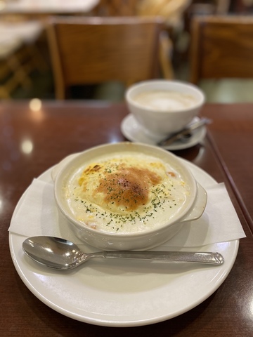 栗東駅前のアルプラザ栗東店の1階にあるカフェおりーぶの『ふんわりオムライスにたっぷりグラタンソースをかけて、とろーりチーズで焼き上げたオムグラタン』を食べました。 ()
