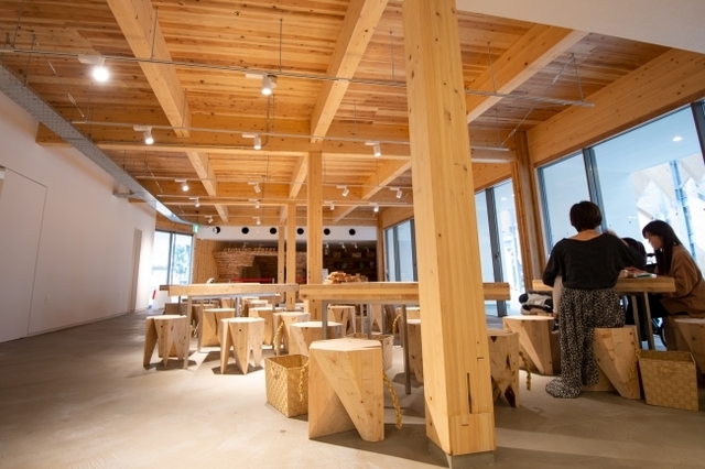 <p>建築家・隈研吾氏デザイン監修施設 CLT PARK HARUMI に</p>
<p>岡山県名物メニューを豊富に揃えた「CLT PARK Cafe」12月14日オープン！</p>
<p>木材の香りを感じる暖かみのある空間で、大人も子供も楽しめる。</p>
<p>芸術を感じながら美味しい料理とドリンクを。。</p>
<div class="thumnail post_thumb">
<h3 class="sitetitle"></h3>
</div><div class="thumnail post_thumb"><a href=""><h3 class="sitetitle"></h3><p class="description"></p></a></div> ()