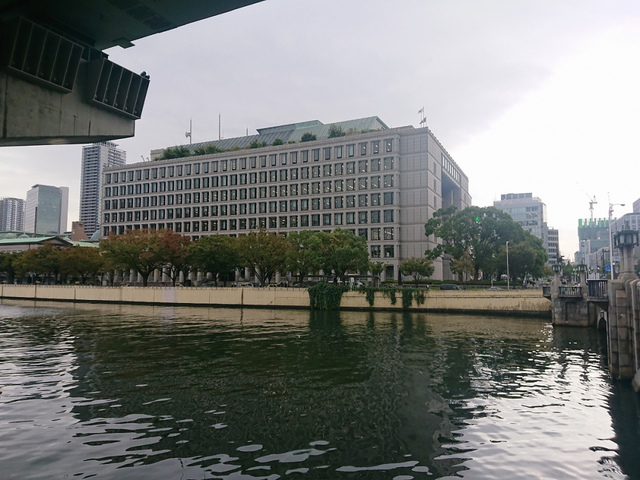 <p>今朝、大阪市役所本庁前を通ると...</p>
<p>大阪万博2025誘致PRオブジェが目にとまったので撮ってみました。</p>
<p>ミナミの戎橋上に設置されていたオブジェを大阪市役所本庁舎に移設し、</p>
<p>平成30年11月23日の開催地決定まで万博誘致をPRされるそうです。</p>
<p>https://goo.gl/tj9FBP</p><div class="news_area is_type02"><div class="thumnail"><a href="https://goo.gl/tj9FBP"><div class="image"><img src="https://prtree.jp/sv_image/w300h300/er/4f/er4fpW4WkC1lIxBi.jpg"></div><div class="text"><h3 class="sitetitle">「大阪万博2025」PRオブジェを大阪市役所前に移設しました！ | OSAKA,KANSAI EXPO 2025 | 2025日本万国博覧会誘致委員会　-大阪・関西-</h3><p class="description">“EXPO’70”から半世紀。そして再び、大阪・関西から世界へ。いのち輝く未来社会のデザイン</p></div></a></div></div> ()