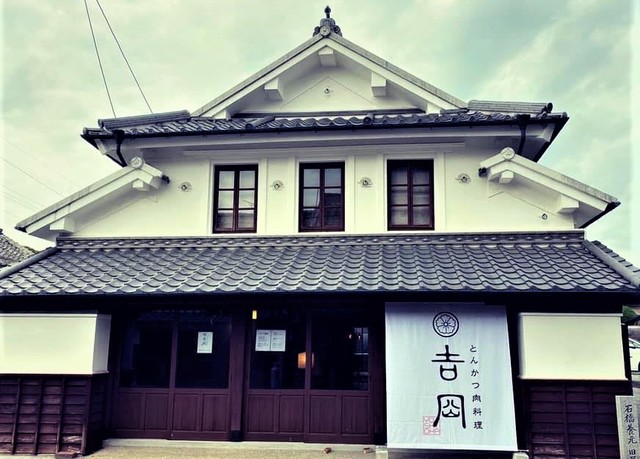 <div>『とんかつ肉料理 吉岡』</div>
<div>憧れ続けた平井邸でとんかつ肉料理店をオープン。</div>
<div>福岡県八女市本町194</div>
<div>投稿時点の情報、詳細はお店のSNS等確認ください。</div>
<div>https://tabelog.com/fukuoka/A4008/A400804/40060455/</div>
<div>https://www.instagram.com/tonkatsu_yoshioka/</div>
<div><iframe src="https://www.facebook.com/plugins/video.php?height=317&href=https%3A%2F%2Fwww.facebook.com%2Ftonkatsu.yoshioka%2Fvideos%2F1340915836411467%2F&show_text=true&width=560&t=0" width="560" height="432" style="border: none; overflow: hidden;" scrolling="no" frameborder="0" allowfullscreen="true" allow="autoplay; clipboard-write; encrypted-media; picture-in-picture; web-share"></iframe></div>
<div></div><div class="news_area is_type01"><div class="thumnail"><a href="https://tabelog.com/fukuoka/A4008/A400804/40060455/"><div class="image"><img src="https://tblg.k-img.com/resize/640x640c/restaurant/images/Rvw/174952/70407aa1befd560cb84c2bbf9e0c55b1.jpg?token=2cb0b0f&api=v2"></div><div class="text"><h3 class="sitetitle">とんかつ肉料理 吉岡 (八女市その他/とんかつ)</h3><p class="description"></p></div></a></div></div> ()
