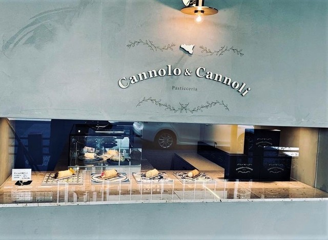 <div>『Cannolo＆Cannoli』</div>
<div>カンノーリをメインとしたイタリア菓子専門店。</div>
<div>岐阜県岐阜市金町2丁目14番地</div>
<div>https://goo.gl/maps/VBKfC12fhaGxeft97</div>
<div>https://www.instagram.com/cannolo_cannoli/</div>
<div>
<blockquote class="twitter-tweet">
<p lang="ja" dir="ltr">2022.7月12日グランドオープン🇮🇹<br /><br />カンノーリと言うシチリア島で有名な<br />お菓子です。中にリコッタクリームが<br />たっぷり詰めております♥ご注文事に<br />クリームを詰めてお渡しします(*^^*)<br />4種セット￥2800<br />味はノーマル、チョコ、ピスタチオ、オレンジです✨<br /><br />その他焼き菓子等あり！！ <a href="https://t.co/eipJGVEKQz">pic.twitter.com/eipJGVEKQz</a></p>
— cannolo&cannoli (@Cannolo_Cannoli) <a href="https://twitter.com/Cannolo_Cannoli/status/1545988311193632769?ref_src=twsrc%5Etfw">July 10, 2022</a></blockquote>
<script async="" src="https://platform.twitter.com/widgets.js" charset="utf-8"></script>
</div><div class="news_area is_type02"><div class="thumnail"><a href="https://goo.gl/maps/VBKfC12fhaGxeft97"><div class="image"><img src="https://maps.google.com/maps/api/staticmap?center=35.4198795%2C136.756908&zoom=17&size=256x256&language=ja&markers=35.4198795%2C136.756908&sensor=false&client=google-maps-frontend&signature=7AQtO5M7SIMk2n3KtDscdKIG8qk"></div><div class="text"><h3 class="sitetitle">カンノーロ&カンノーリ · 〒500-8842 岐阜県岐阜市金町２丁目１４</h3><p class="description">スイーツ店</p></div></a></div></div> ()