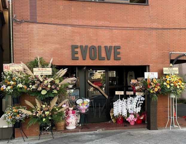 <div>『EVOLVE BEER&KITCHEN』</div>
<div>国内・海外クラフトビール11tap+サッポロ黒ラベル＆</div>
<div>チキンウィングが推しのアメリカンフードのお店。</div>
<div>東京都墨田区向島1-29-10</div>
<div>https://tabelog.com/tokyo/A1312/A131203/13261937/</div>
<div>https://www.instagram.com/evolve.beer/</div>
<div><iframe src="https://www.facebook.com/plugins/post.php?href=https%3A%2F%2Fwww.facebook.com%2Fevolvebeer%2Fposts%2F135535178783885&show_text=true&width=500" width="500" height="523" style="border: none; overflow: hidden;" scrolling="no" frameborder="0" allowfullscreen="true" allow="autoplay; clipboard-write; encrypted-media; picture-in-picture; web-share"></iframe></div>
<div><iframe src="https://www.facebook.com/plugins/post.php?href=https%3A%2F%2Fwww.facebook.com%2Fevolvebeer%2Fposts%2F137417608595642&show_text=true&width=500" width="500" height="672" style="border: none; overflow: hidden;" scrolling="no" frameborder="0" allowfullscreen="true" allow="autoplay; clipboard-write; encrypted-media; picture-in-picture; web-share"></iframe></div><div class="news_area is_type01"><div class="thumnail"><a href="https://tabelog.com/tokyo/A1312/A131203/13261937/"><div class="image"><img src="https://tblg.k-img.com/resize/640x640c/restaurant/images/Rvw/157610/157610323.jpg?token=4c8a873&api=v2"></div><div class="text"><h3 class="sitetitle">EVOLVE BEER&KITCHEN (とうきょうスカイツリー/ビアバー)</h3><p class="description"></p></div></a></div></div> ()