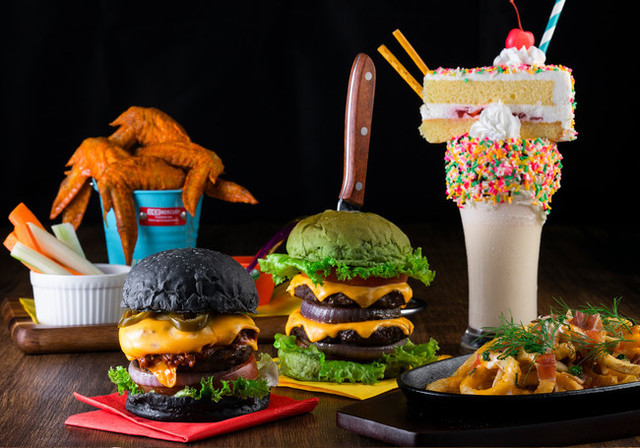<div>「くいもの屋 わん」オーイズミフーズの新業態</div>
<div>ハンバーガー専門店「BURGER＆BEER COLOR 大手町店」11月30日オープン！</div>
<div>アメリカンバーガーに日本文化を取り入れて作ったグルメバーガー。。</div>
<div>https://goo.gl/maps/KCrLknyBgfroXwjN9</div>
<div>https://www.instagram.com/color_otemachi/</div>
<div><iframe src="https://www.facebook.com/plugins/post.php?href=https%3A%2F%2Fwww.facebook.com%2FCOLORotemachi%2Fposts%2F125368739930864&show_text=true&width=500" width="500" height="628" style="border: none; overflow: hidden;" scrolling="no" frameborder="0" allowfullscreen="true" allow="autoplay; clipboard-write; encrypted-media; picture-in-picture; web-share"></iframe></div>
<div><iframe src="https://www.facebook.com/plugins/post.php?href=https%3A%2F%2Fwww.facebook.com%2FCOLORotemachi%2Fposts%2F125313706603034&show_text=true&width=500" width="500" height="729" style="border: none; overflow: hidden;" scrolling="no" frameborder="0" allowfullscreen="true" allow="autoplay; clipboard-write; encrypted-media; picture-in-picture; web-share"></iframe></div>
<div class="news_area is_type02">
<div class="thumnail"><a href="https://goo.gl/maps/KCrLknyBgfroXwjN9">
<div class="image"><img src="https://lh5.googleusercontent.com/p/AF1QipPCQswgJRdAnCOCvaLe02sYQe4iqyu7WW9vcVYg=w256-h256-k-no-p" /></div>
<div class="text">
<h3 class="sitetitle">BURGER＆BEER COLOR 大手町 · 〒100-0004 東京都千代田区大手町１丁目９−７ 大手町フィナンシャルシティ サウスタワー 1F</h3>
<p class="description">ハンバーガー店</p>
</div>
</a></div>
</div> ()