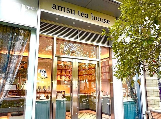 <div>『amsu tea house TOKYO（アムシュティーハウス東京）』</div>
<div>厳選された上質な紅茶と、素材にこだわったお食事。</div>
<div>東京都品川区北品川 5-6-1大崎ブライトタワー1階103</div>
<div>https://www.amsu-tea.com/pages/tea-house-tokyo</div>
<div>https://www.instagram.com/amsutea_tokyo</div>
<div>
<blockquote class="twitter-tweet">
<p lang="ja" dir="ltr">【お知らせ】来月12月23日(土)11時より、amsu tea house TOKYOが東京・大崎にプレオープンいたします！詳しくはこちら▶ <a href="https://t.co/WsEdt2GfIL">https://t.co/WsEdt2GfIL</a> <a href="https://t.co/fVU5JtPaeK">pic.twitter.com/fVU5JtPaeK</a></p>
— アムシュティー (@amsutea) <a href="https://twitter.com/amsutea/status/1730142016745722016?ref_src=twsrc%5Etfw">November 30, 2023</a></blockquote>
<script async="" src="https://platform.twitter.com/widgets.js" charset="utf-8"></script>
</div>
<div class="news_area is_type01">
<div class="thumnail"><a href="https://www.amsu-tea.com/pages/tea-house-tokyo">
<div class="image"><img src="http://www.amsu-tea.com/cdn/shop/files/og_image_7a0bfc02-c32e-488f-a1d8-4e691b7ae6e5_1200x1200.jpg?v=1618449644" /></div>
<div class="text">
<h3 class="sitetitle">amsu tea house TOKYO | 【amsu tea】 紅茶専門店アムシュティー</h3>
<p class="description">amsu tea houseは“本当に美味しい紅茶を多くの方に”をコンセプトにした、紅茶と相性の良いお食事も楽しんでいただける紅茶専門店です。様々な紅茶が楽しめる Top Up Tea や、ロイヤルミルクティー、スパイスカレー、季節のフルーツパフェなど、食材にもこだわったここでしか味わえないメニューをご用意しています。</p>
</div>
</a></div>
</div> ()