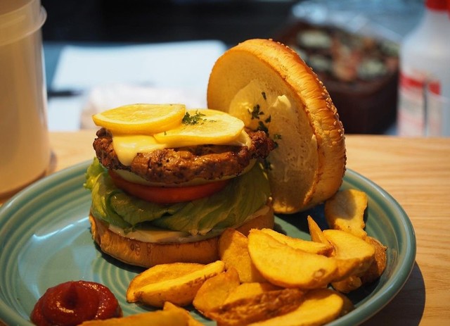 <div>『Louis Hamburger Restaurant』11/14オープン</div>
<div>様々なチーズを使ったハンバーガーと、</div>
<div>魚介を使用したサラダやスープなど。</div>
<div>場所:東京都江東区南砂2-3-11</div>
<div>投稿時点の情報、詳細はお店のSNS等確認ください。</div>
<div>https://goo.gl/maps/9oF5RyG4B6RfxFsr7</div>
<div>https://www.instagram.com/louisburger2022/</div>
<div>
<blockquote class="twitter-tweet">
<p lang="ja" dir="ltr">塗ったり、塗ったり<br />削ったりしております。<br />色々やらせてもらえて楽しいです。 <a href="https://t.co/ToeGz1iw51">https://t.co/ToeGz1iw51</a></p>
— Louis Hamburger Restaurant (@louisburger2022) <a href="https://twitter.com/louisburger2022/status/1575078226610855937?ref_src=twsrc%5Etfw">September 28, 2022</a></blockquote>
<script async="" src="https://platform.twitter.com/widgets.js" charset="utf-8"></script>
</div><div class="news_area is_type02"><div class="thumnail"><a href="https://goo.gl/maps/9oF5RyG4B6RfxFsr7"><div class="image"><img src="https://lh5.googleusercontent.com/p/AF1QipPTJCg5AZ-GIR2CFerUmx-Js91lxPS1lBDDiWZF=w256-h256-k-no-p"></div><div class="text"><h3 class="sitetitle">Louis Hamburger Restaurant ルイス ハンバーガーレストラン · 〒136-0076 東京都江東区南砂２丁目３−１１</h3><p class="description">★★★★★ · ハンバーガー店</p></div></a></div></div> ()
