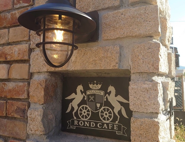 <div>『ROND CAFE（ロンドカフェ）』</div>
<div>Vintageな物が好きな人が集えるCAFE。</div>
<div>京都府京都市北区上賀茂松本町14</div>
<div><iframe src="https://www.facebook.com/plugins/post.php?href=https%3A%2F%2Fwww.facebook.com%2Frondcafe.kyoto%2Fposts%2Fpfbid0ZzPtEvaawChRiLhQakWUFRfRkCB2boDy7M62VXQC955hgwmzx4mEBUSk9SbnSkM3l&show_text=true&width=500" width="500" height="486" style="border: none; overflow: hidden;" scrolling="no" frameborder="0" allowfullscreen="true" allow="autoplay; clipboard-write; encrypted-media; picture-in-picture; web-share"></iframe></div>
<div class="thumnail post_thumb">
<h3 class="sitetitle"></h3>
</div> ()