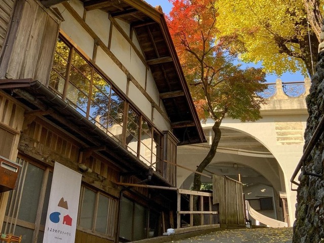 <div>『kiyokawa guesthouse』</div>
<div>東京とは思えない豊かな自然に囲まれた奥多摩の</div>
<div>築110年の古民家ゲストハウス。</div>
<div>東京都西多摩郡奥多摩町氷川186</div>
<div>https://kiyokawa.okutama.town/</div>
<div>https://www.instagram.com/kiyokawa.guesthouse/</div>
<div>https://www.facebook.com/kiyokawa.guesthouse/</div>
<div>
<blockquote class="twitter-tweet">
<p lang="ja" dir="ltr">遅れに遅れたきよかわゲストハウスのオープンですが、11月7日（土）の予約から受付を開始しました！ただし改装は完了しておらず、壁の塗装など途中の箇所も残っています。<br /><br />でもそんな状態を見れるのも今だけ！皆様のお越しをお待ちしていますねー！紅葉も綺麗ですよ！<a href="https://t.co/z76wBGIdfs">https://t.co/z76wBGIdfs</a></p>
— 西田カズヤ／奥多摩でゲストハウス (@Kazuya_higemuu) <a href="https://twitter.com/Kazuya_higemuu/status/1321059414661492738?ref_src=twsrc%5Etfw">October 27, 2020</a></blockquote>
<script async="" src="https://platform.twitter.com/widgets.js" charset="utf-8"></script>
</div><div class="news_area is_type01"><div class="thumnail"><a href="https://kiyokawa.okutama.town/"><div class="image"><img src="https://kiyokawa.okutama.town/wp/wp-content/themes/kiyokawa/images/ogp.jpg"></div><div class="text"><h3 class="sitetitle">きよかわゲストハウス</h3><p class="description">東京とは思えない豊かな自然に囲まれた奥多摩で、築100年の古民家（猫2匹付き）をゲストハウスにします。</p></div></a></div></div> ()