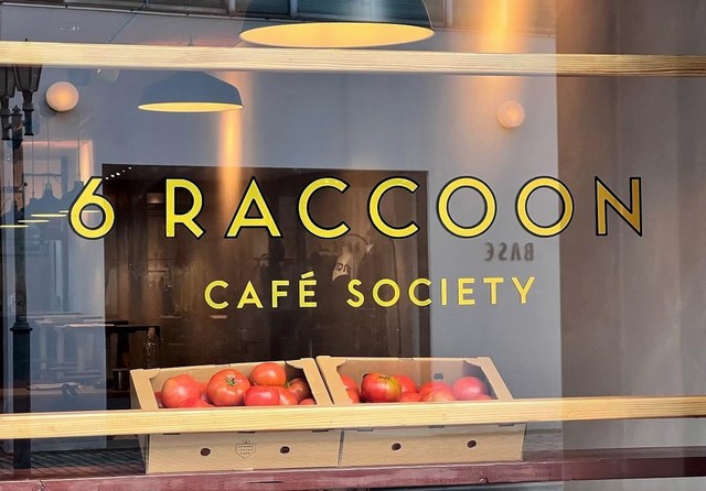 <div>『6 RACCOON Café society』</div>
<div>多国籍都市トロント•カナダで親しまれる</div>
<div>世界中の食文化を宮崎へ。</div>
<div>宮崎県宮崎市広島1丁目3-6</div>
<div>https://goo.gl/maps/oLLHS1u8obFwxAo97</div>
<div>https://www.instagram.com/6_raccoon_/</div>
<div><iframe src="https://www.facebook.com/plugins/post.php?href=https%3A%2F%2Fwww.facebook.com%2Fpermalink.php%3Fstory_fbid%3Dpfbid02VBfnxt2yoTC2JeTgAiEpo8Rebu1aTRMYy1FZ9AeqCY6XCwE8DwV8uR3LV5j64biSl%26id%3D100063490475308&show_text=true&width=500" width="500" height="576" style="border: none; overflow: hidden;" scrolling="no" frameborder="0" allowfullscreen="true" allow="autoplay; clipboard-write; encrypted-media; picture-in-picture; web-share"></iframe></div>
<div>
<blockquote class="twitter-tweet">
<p lang="ja" dir="ltr">Welcome to 6RACCOON cafe society<br />お待たせ致しました‼︎<br />実店舗プレオープンのお知らせです🙌<a href="https://t.co/NI6GW8YSDX">https://t.co/NI6GW8YSDX</a><a href="https://twitter.com/hashtag/%E5%AE%AE%E5%B4%8E%E3%82%AB%E3%83%95%E3%82%A7?src=hash&ref_src=twsrc%5Etfw">#宮崎カフェ</a> <a href="https://twitter.com/hashtag/%E5%AE%AE%E5%B4%8E%E3%82%B0%E3%83%AB%E3%83%A1?src=hash&ref_src=twsrc%5Etfw">#宮崎グルメ</a> <a href="https://twitter.com/hashtag/%E3%83%86%E3%82%A4%E3%82%AF%E3%82%A2%E3%82%A6%E3%83%88?src=hash&ref_src=twsrc%5Etfw">#テイクアウト</a> <a href="https://twitter.com/hashtag/%E3%82%A4%E3%83%99%E3%83%B3%E3%83%88?src=hash&ref_src=twsrc%5Etfw">#イベント</a> <a href="https://twitter.com/hashtag/%E3%83%95%E3%83%BC%E3%83%89%E3%83%88%E3%83%A9%E3%83%83%E3%82%AF?src=hash&ref_src=twsrc%5Etfw">#フードトラック</a> <a href="https://twitter.com/hashtag/%E5%BA%97%E8%88%97%E3%82%AA%E3%83%BC%E3%83%97%E3%83%B3?src=hash&ref_src=twsrc%5Etfw">#店舗オープン</a> <a href="https://twitter.com/hashtag/cafe?src=hash&ref_src=twsrc%5Etfw">#cafe</a> <a href="https://twitter.com/hashtag/canadacafe?src=hash&ref_src=twsrc%5Etfw">#canadacafe</a> <a href="https://twitter.com/hashtag/%E5%A4%9A%E5%9B%BD%E7%B1%8D?src=hash&ref_src=twsrc%5Etfw">#多国籍</a> <a href="https://twitter.com/hashtag/internationalfood?src=hash&ref_src=twsrc%5Etfw">#internationalfood</a></p>
— 6 RACCOON (@6Raccoon) <a href="https://twitter.com/6Raccoon/status/1635489399491407872?ref_src=twsrc%5Etfw">March 14, 2023</a></blockquote>
<script async="" src="https://platform.twitter.com/widgets.js" charset="utf-8"></script>
</div>
<div>
<blockquote class="twitter-tweet">
<p lang="ja" dir="ltr">本日3/19(日)は久しぶりのキッチンカー出店！<br />PURA VIDAプラスプラス店さんの誕生祭にて10-4pm、お待ちしております。<br />今回のギリシャ🇬🇷メニューが食べられるのも残り本日のみ！Don’t miss out!<a href="https://twitter.com/hashtag/%E5%AE%AE%E5%B4%8E%E5%B8%82%E3%82%AB%E3%83%95%E3%82%A7?src=hash&ref_src=twsrc%5Etfw">#宮崎市カフェ</a> <a href="https://twitter.com/hashtag/%E5%AE%AE%E5%B4%8E%E3%82%AB%E3%83%95%E3%82%A7?src=hash&ref_src=twsrc%5Etfw">#宮崎カフェ</a> <a href="https://twitter.com/hashtag/%E5%AE%AE%E5%B4%8E%E3%82%B0%E3%83%AB%E3%83%A1?src=hash&ref_src=twsrc%5Etfw">#宮崎グルメ</a> <a href="https://twitter.com/hashtag/%E5%AE%AE%E5%B4%8E%E3%83%86%E3%82%A4%E3%82%AF%E3%82%A2%E3%82%A6%E3%83%88?src=hash&ref_src=twsrc%5Etfw">#宮崎テイクアウト</a> <a href="https://twitter.com/hashtag/%E5%AE%AE%E5%B4%8E%E3%82%A4%E3%83%99%E3%83%B3%E3%83%88?src=hash&ref_src=twsrc%5Etfw">#宮崎イベント</a> <a href="https://twitter.com/hashtag/%E3%83%95%E3%83%BC%E3%83%89%E3%83%88%E3%83%A9%E3%83%83%E3%82%AF?src=hash&ref_src=twsrc%5Etfw">#フードトラック</a> <a href="https://twitter.com/hashtag/%E3%82%AE%E3%83%AA%E3%82%B7%E3%83%A3?src=hash&ref_src=twsrc%5Etfw">#ギリシャ</a> <a href="https://t.co/Mv4k2vrplp">pic.twitter.com/Mv4k2vrplp</a></p>
— 6 RACCOON (@6Raccoon) <a href="https://twitter.com/6Raccoon/status/1637265504879640576?ref_src=twsrc%5Etfw">March 19, 2023</a></blockquote>
<script async="" src="https://platform.twitter.com/widgets.js" charset="utf-8"></script>
</div><div class="news_area is_type02"><div class="thumnail"><a href="https://goo.gl/maps/oLLHS1u8obFwxAo97"><div class="image"><img src="https://lh5.googleusercontent.com/p/AF1QipO0DGikHlKCQSjYTXpF87AupXeYFgL1IUPN6ABD=w256-h256-k-no-p"></div><div class="text"><h3 class="sitetitle">6 RACCOON - Cafe Society · 〒880-0806 宮崎県宮崎市広島１丁目３−６</h3><p class="description">カフェ・喫茶</p></div></a></div></div> ()