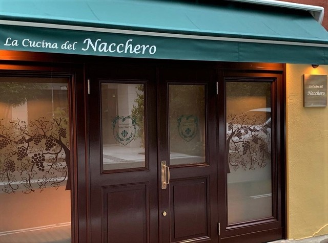 <div>『La Cucina del Nacchero』</div>
<div>イタリアンレストラン。</div>
<div>場所:東京都港区芝2-24-2 1F</div>
<div>投稿時点の情報、詳細はお店のSNS等確認ください。<br />https://tabelog.com/tokyo/A1314/A131401/13275967/</div>
<div>https://www.instagram.com/la_cucina_del_nacchero/</div>
<div class="news_area is_type01">
<div class="thumnail"><a href="https://tabelog.com/tokyo/A1314/A131401/13275967/">
<div class="text">
<h3 class="sitetitle">La Cucina del Nacchero (芝公園/イタリアン)</h3>
<p class="description">■予算(夜):￥6,000～￥7,999</p>
</div>
</a></div>
</div> ()