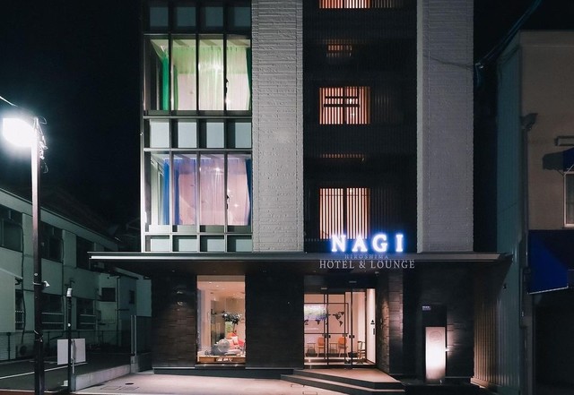 <div>『NAGI Hiroshima Hotel & Lounge』</div>
<div>オートロウリュウサウナ導入やカフェメニューもリニューアル。</div>
<div>広島県広島市南区的場町1-5-14</div>
<div>https://g.page/nagihiroshima?share</div>
<div>https://www.instagram.com/nagihiroshima/</div>
<div>https://bit.ly/3mMXjBi FB</div><div class="news_area is_type02"><div class="thumnail"><a href="https://g.page/nagihiroshima?share"><div class="image"><img src="https://lh5.googleusercontent.com/p/AF1QipMlNqKK8ZUxoW5y2l3TlSsX-B0kB1aIuax-ZYRe=w256-h256-k-no-p"></div><div class="text"><h3 class="sitetitle">NAGI Hiroshima Hotel and Lounge</h3><p class="description">ホテル · 的場町１丁目５−１４</p></div></a></div></div> ()