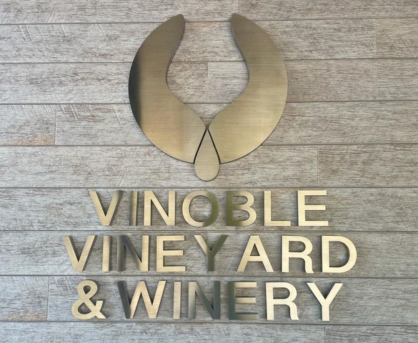 <div>「Vinoble Vineyard & Winery」8/7オープン</div>
<div>ワインのほか、ソフトクリーム、コーヒー、</div>
<div>瀬戸内産レモンを使ったレモネードなども...</div>
<div>https://goo.gl/maps/gg8Eiqk7jCbBzWqx7</div>
<div>https://www.instagram.com/vinoble_vineyard/</div>
<div><iframe src="https://www.facebook.com/plugins/post.php?href=https%3A%2F%2Fwww.facebook.com%2FVinobleVineyard%2Fposts%2F1793217034205306&show_text=true&width=500" width="500" height="697" style="border: none; overflow: hidden;" scrolling="no" frameborder="0" allowfullscreen="true" allow="autoplay; clipboard-write; encrypted-media; picture-in-picture; web-share"></iframe></div><div class="news_area is_type02"><div class="thumnail"><a href="https://goo.gl/maps/gg8Eiqk7jCbBzWqx7"><div class="image"><img src="https://lh5.googleusercontent.com/p/AF1QipMIxZWY4G6yVo4QiYC-9ghUYFKkre2UXnvoOARI=w256-h256-k-no-p"></div><div class="text"><h3 class="sitetitle">Vinoble Vineyard & Winery · 〒728-0016 広島県三次市四拾貫町１３７１</h3><p class="description">★★★★★ · ワイナリー</p></div></a></div></div> ()