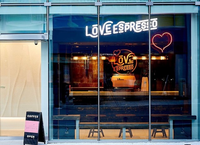 <div>『LOVE ESPRESSO』</div>
<div>エスプレッソを使用したコーヒー専門店。</div>
<div>北海道札幌市中央区南2条西5丁目31-1</div>
<div>https://tabelog.com/hokkaido/A0101/A010102/1067761/</div>
<div>https://www.instagram.com/loveespresso_sapporo/</div>
<div>
<blockquote class="twitter-tweet">
<p lang="ja" dir="ltr">I love ice latte♡<br /><br />#loveespresso#coffee#cafe#sapporo<br />#エスプレッソ#コーヒー#カフェ#札幌<a href="https://twitter.com/hashtag/%E6%9C%AD%E5%B9%8C%E3%82%AB%E3%83%95%E3%82%A7?src=hash&ref_src=twsrc%5Etfw">#札幌カフェ</a> <a href="https://t.co/58jys1oar6">pic.twitter.com/58jys1oar6</a></p>
— LOVE ESPRESSO (@Loveespresso_s) <a href="https://twitter.com/Loveespresso_s/status/1393127963521060864?ref_src=twsrc%5Etfw">May 14, 2021</a></blockquote>
<script async="" src="https://platform.twitter.com/widgets.js" charset="utf-8"></script>
</div>
<div><iframe src="https://www.facebook.com/plugins/post.php?href=https%3A%2F%2Fwww.facebook.com%2Floveespressosapporo%2Fposts%2F113991857469232&show_text=true&width=500" width="500" height="727" style="border: none; overflow: hidden;" scrolling="no" frameborder="0" allowfullscreen="true" allow="autoplay; clipboard-write; encrypted-media; picture-in-picture; web-share"></iframe></div><div class="news_area is_type01"><div class="thumnail"><a href="https://tabelog.com/hokkaido/A0101/A010102/1067761/"><div class="image"><img src="https://tblg.k-img.com/resize/640x640c/restaurant/images/Rvw/151200/151200010.jpg?token=0072aed&api=v2"></div><div class="text"><h3 class="sitetitle">LOVE ESPRESSO (西４丁目/カフェ)</h3><p class="description"> ■予算(昼):～￥999</p></div></a></div></div> ()