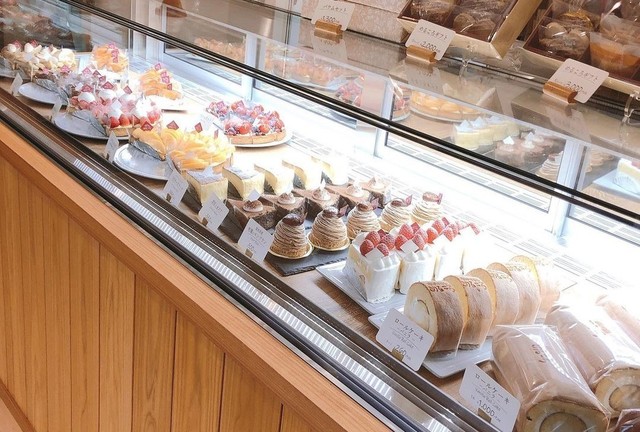 <div>「SHIKISHIMA COFFEE FACTORY」11/21リニューアルオープン</div>
<div>パン工房横の建物を改装、ケーキ、焼き菓子、</div>
<div>バウムクーヘン、ジャムなど販売...</div>
<div>https://www.instagram.com/merukoro.cake/</div> ()