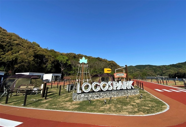 <div>外で、食べて、遊んで、泊まる。</div>
<div>「LOGOS PARK SEASIDE KOCHI SUSAKI」4月23日グランドオープン！</div>
<div>LOGOS(ロゴス)が運営する初めてのキャンプ場。。</div>
<div>https://kochisusaki.logospark.jp/</div>
<div>https://www.instagram.com/logosparksusaki/</div>
<div><iframe src="https://www.facebook.com/plugins/post.php?href=https%3A%2F%2Fwww.facebook.com%2FLOGOS.outdoorbrand%2Fposts%2F4896764423752013&show_text=true&width=500" width="500" height="723" style="border: none; overflow: hidden;" scrolling="no" frameborder="0" allowfullscreen="true" allow="autoplay; clipboard-write; encrypted-media; picture-in-picture; web-share"></iframe></div>
<div>
<blockquote class="twitter-tweet">
<p lang="ja" dir="ltr">ついに明日…<br />LOGOS PARK SEASIDE KOCHI SUSAKI<br />グランドオープン🏕🎉🎉<br />⁡<br />皆さま本当にお待たせ致しました🥳<br />今まで沢山のご期待のお声を頂き、本当にこの日を楽しみにしておりました！<br />⁡<br />ロゴスパークから須崎市の魅力そしてロゴスを好きになってもらえるよう<br />頑張っていきます💪<br /><br />ENJOY OUTING！ <a href="https://t.co/9ieKBBquUN">pic.twitter.com/9ieKBBquUN</a></p>
— ロゴスパーク (@logosparksusaki) <a href="https://twitter.com/logosparksusaki/status/1517475462909677568?ref_src=twsrc%5Etfw">April 22, 2022</a></blockquote>
<script async="" src="https://platform.twitter.com/widgets.js" charset="utf-8"></script>
</div><div class="news_area is_type01"><div class="thumnail"><a href="https://kochisusaki.logospark.jp/"><div class="image"><img src="https://kochisusaki.logospark.jp/common/img/ogp.jpg"></div><div class="text"><h3 class="sitetitle">LOGOS PARK SEASIDE KOCHI SUSAKI：ロゴスパーク高知須崎</h3><p class="description">「外で、食べて、遊んで、泊まる。」LOGOS PARK SEASIDE KOCHI SUSAKI：ロゴスパーク高知須崎。株式会社ロゴスコーポレーションが施設運営するロゴスパークのブランドサイトです。</p></div></a></div></div> ()