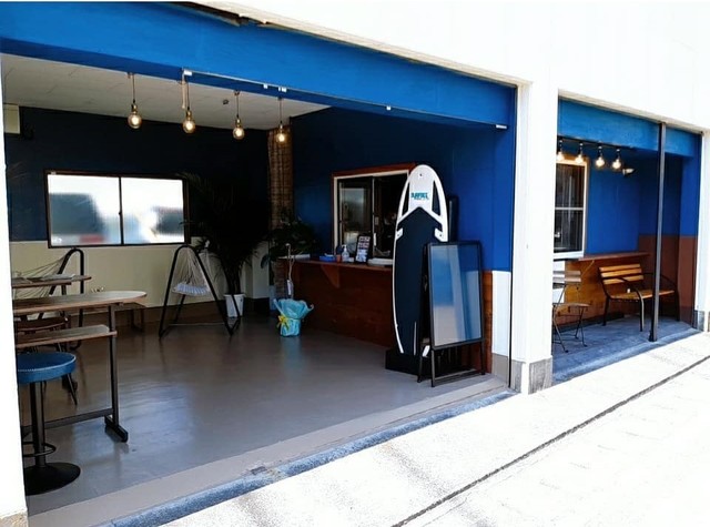 <div>「Surf＆Cafe LOCAL」2/5オープン</div>
<div>1Fはホットドッグやドリンク、スウィーツなどの</div>
<div>テイクアウトメニュー。</div>
<div>2Fはサーフフィットネスを体験できる完全個室..<br />https://surfcafe-local.business.site/</div>
<div>https://www.instagram.com/surf_cafe_local/</div><div class="news_area is_type01"><div class="thumnail"><a href="https://surfcafe-local.business.site/"><div class="image"><img src="https://www.gstatic.com/bfe/apps/website/img/h/71194643-coffee-1440.jpg"></div><div class="text"><h3 class="sitetitle">Surf&Cafe LOCAL</h3><p class="description">カフェ</p></div></a></div></div> ()