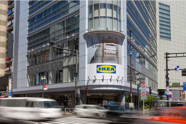 <div>【 IKEA新宿 】</div>
<div>日本のイケアで初めて量り売りでデリメニューを提供するスウェーデンバイツも併設。</div>
<div>東京都新宿区新宿3丁目1-13 京王新宿追分ビルB1F-3F</div>
<div>https://www.ikea.com/jp/ja/stores/shinjuku/</div>
<div>https://www.instagram.com/ikeajapan/</div>
<div><iframe src="https://www.facebook.com/plugins/post.php?href=https%3A%2F%2Fwww.facebook.com%2FIKEA.jp%2Fposts%2F303789714428275&width=500&show_text=true&height=606&appId" width="500" height="606" style="border: none; overflow: hidden;" scrolling="no" frameborder="0" allowfullscreen="true" allow="autoplay; clipboard-write; encrypted-media; picture-in-picture; web-share"></iframe></div><div class="news_area is_type01"><div class="thumnail"><a href="https://www.ikea.com/jp/ja/stores/shinjuku/"><div class="image"><img src="https://www.ikea.com/images/e3/08/e30801ece36308d3229160e961600efa.jpg?f=xxxl"></div><div class="text"><h3 class="sitetitle">IKEA新宿、2021年 5月1日オープン ｜IKEA【公式】</h3><p class="description">IKEA新宿は、昨年6月開業のIKEA原宿、11月開業のIKEA渋谷に続く、シティショップ（都心型店舗）の3店舗目となります。IKEAイケア新宿は、新宿駅より５分の便利なロケーションで、都心のホームファニッシング デスティネーションとして、都会での限られたスペースでの暮らしをより快適でサステナブルにするソリューションをお届けします。</p></div></a></div></div> ()