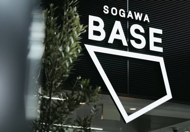 <p>個性的な店と人が集結した「SOGAWA BASE」7/17プレオープン</p>
<p>さまざまな人と人、人と物とが出逢い、関わり、交わる場へ。</p>
<p>1Fフードフロアが先行オープン...</p>
<p>https://bit.ly/2OBGQjG</p>
<p>https://www.instagram.com/sogawabase/</p><div class="news_area is_type01"><div class="thumnail"><a href="https://bit.ly/2OBGQjG"><div class="image"><img src="https://scontent-nrt1-1.xx.fbcdn.net/v/t1.0-9/108285324_159975128956242_7133988438151332323_o.jpg?_nc_cat=100&_nc_sid=2d5d41&_nc_ohc=Atpih-CxO5sAX8-H9Ww&_nc_ht=scontent-nrt1-1.xx&oh=1237219329c49a22b0d09381d95a9be2&oe=5F387368"></div><div class="text"><h3 class="sitetitle">Sogawa BASE</h3><p class="description">7/17(金)一粒万倍日・大安の本日、我々SOGAWA BASE、オープンしました。

先行内覧会にお越しいただいた皆様、オープンにいらして頂いた皆様、ありがとうございました。
最初の一歩に立会っていただき光栄でした。

まだまだ１日目、お待たせをする場面などもありご迷惑をおかけしましたが、一歩一歩さらにおいしく、快適に楽しんでいただけるよう一同試行錯誤してまいります。...</p></div></a></div></div> ()